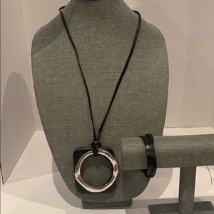 NWOT Circle Necklace and Bracelet Set